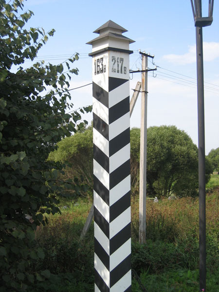 дорожные столбы